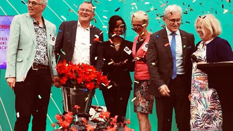 Remise du trophée FleuroStar 2019, de gauche à droite : Cor Bremmer, directeur commercial de Beekenkamp, Marc Driessen, directeur général, Sirekit Mol, responsable marketing & chef de produits, Ans van der Velde, responsable des sélections variétales. À leur droite : Heike Gronemann, présidente du comité de FleuroStar and Karol Pawlak, président de Fleuroselect. ©Odile Maillard